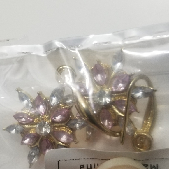NWT snowflake earrings - Picture 2 of 5